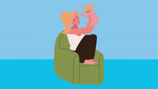 Блондинка с ребенком, сидящим на диване — стоковое видео