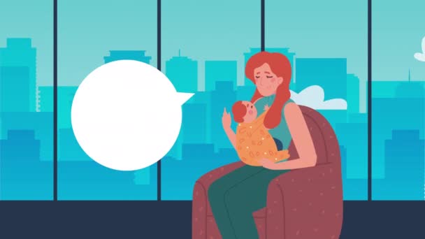 Μητέρα κρατώντας το μωρό μιλώντας κάθεται στον καναπέ — Αρχείο Βίντεο
