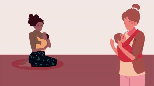 Madres levantando bebés interracial personajes escena — Vídeo de stock
