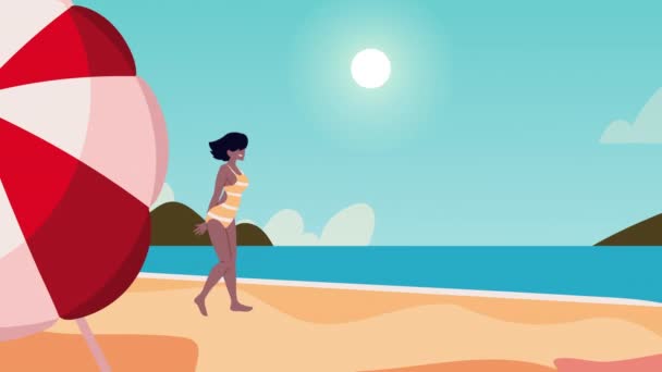 Urlauberpaar mit Sonnenschirm am Strand — Stockvideo