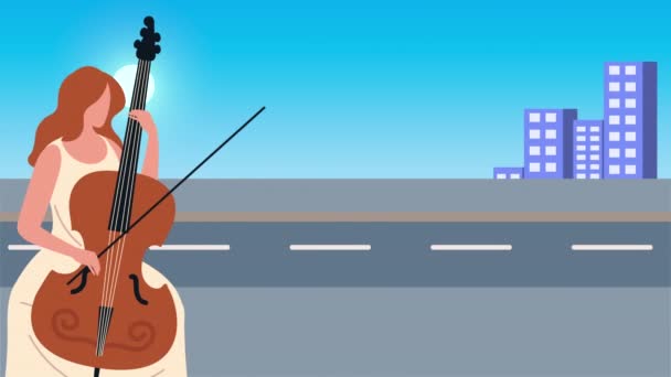 Женщина-музыкант играет на виолончели в городе — стоковое видео