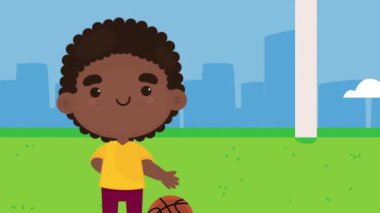 Küçük çocuk spor karakteri çalışıyor.