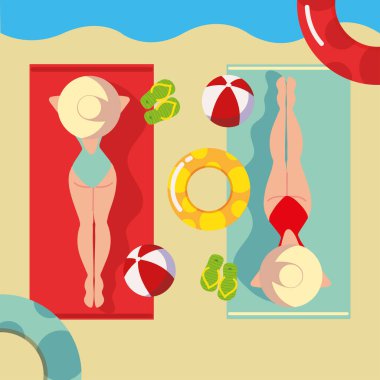 Şapkalı kadınlar havlunun üstünde yatıyor.