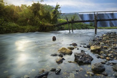 maesaui Barajı öğleden sonra nehir ile eski ahşap köprü