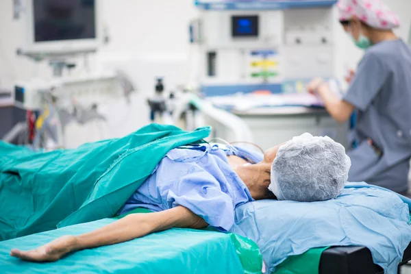 Paciente acostado en la cama listo para la operación — Foto de Stock