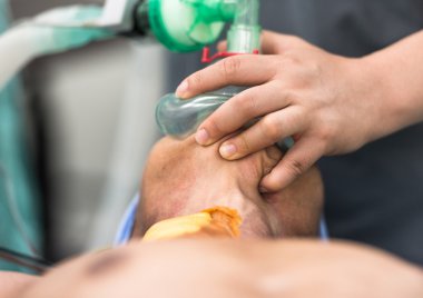 Oksijen maskesi holding