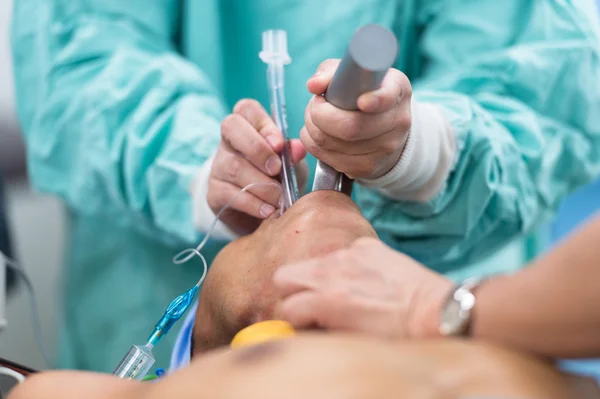 Inserción de tubo endotraqueal — Foto de Stock