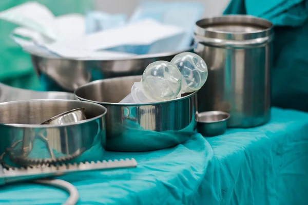 Strumenti chirurgici per chirurgia a cuore aperto — Foto Stock