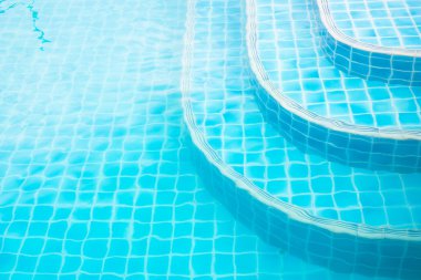 havuzun içinde merdiveni