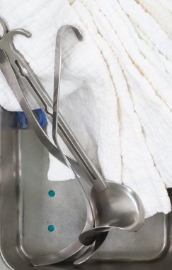 Retraktörü ve karın ameliyatı için pamuklu çubuk