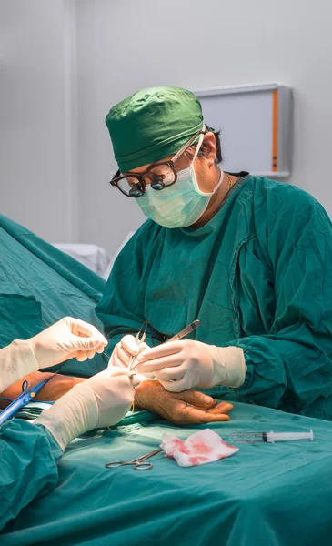 Chirurgien opérant artériovesurgeon opérant une fistule artérioveineuse pour une dialyse à long terme chez un patient atteint d'insuffisance rénale terminale — Photo