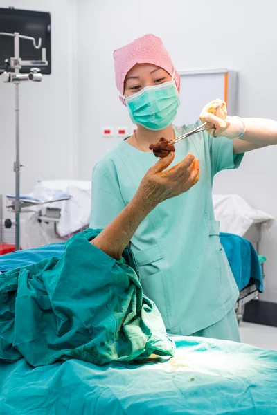 Pielęgniarka używać czyszczenia farba rozwiązanie, które wszystkie przedramienia i ramienia przygotować się do operacji — Zdjęcie stockowe