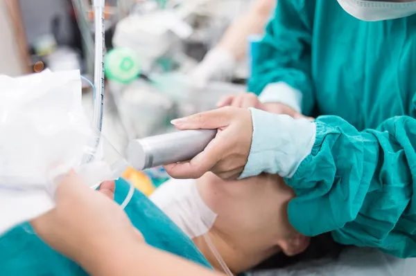 Insertar tubo endotraqueal — Foto de Stock