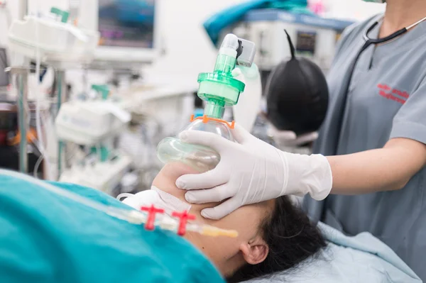 Oksijen maskesi holding ile pre oksijenasyonu çene lift konumu