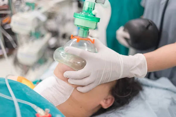 Posição de elevação do queixo pré-oxigenação com máscara de oxigênio — Fotografia de Stock