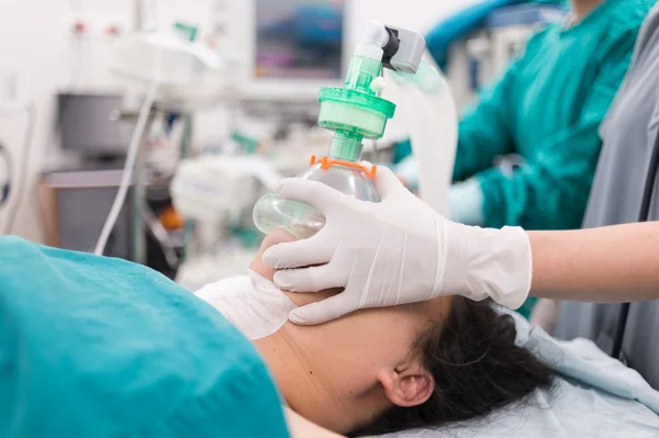 Pre oxygenation chin lift position with holding oxygen mask — Stock Photo, Image