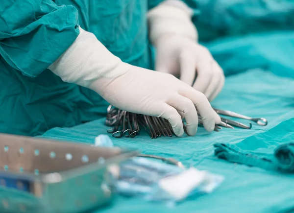 Scrub nurse preparing tools for operation — Stock Photo, Image