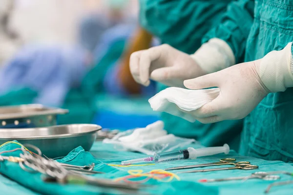 Scrub nurse preparing tools for operation — Stock Photo, Image