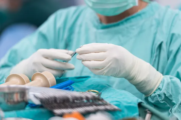 Pielęgniarka przygotowuje drenażu klatki piersiowej dla operacji na otwartym sercu — Zdjęcie stockowe