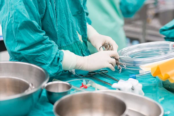 Scrub verpleegster tools voorbereiden op operatie — Stockfoto