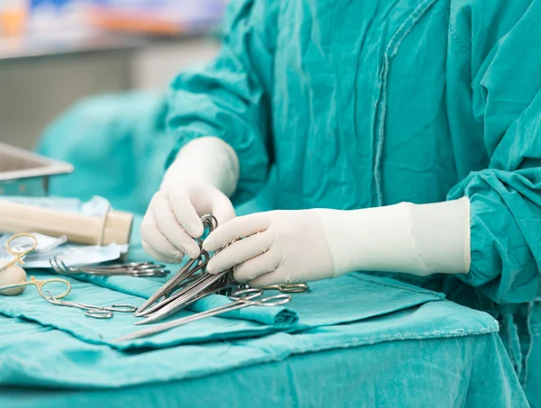 Scrub infermiere preparare strumenti per l'operazione — Foto Stock