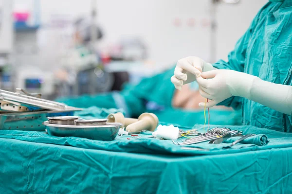 Scrub infermiere preparare strumenti per l'operazione — Foto Stock