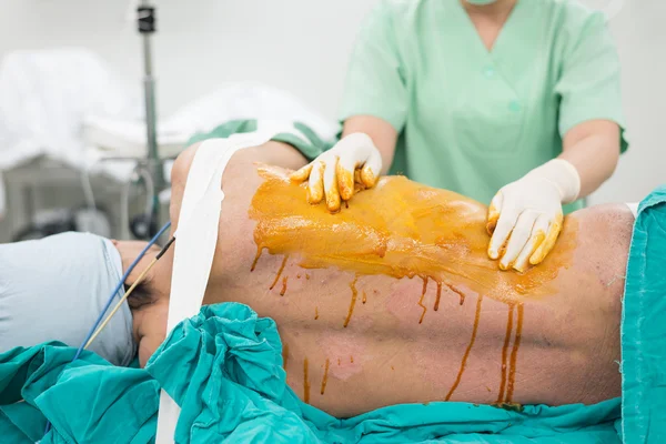Scrub verpleegster scrub patiënt bereiden voor borst werking — Stockfoto