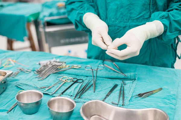 Peelingschwester bereitet Werkzeuge für die Operation vor — Stockfoto