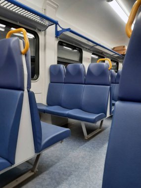 Coronavirus salgını sırasında elektrikli trenin içi boş.