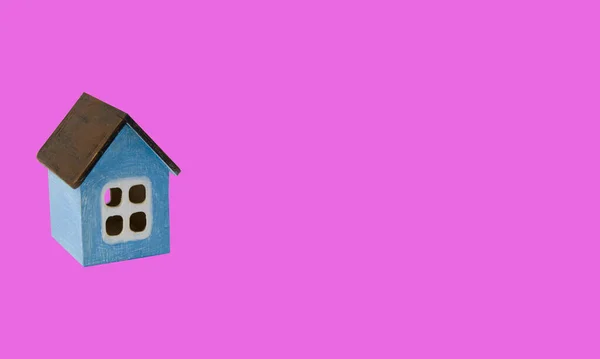 Іграшковий Будинок Рожевому Фоні — стокове фото