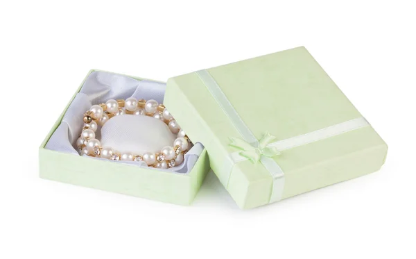 Yeşil kutunun içinde İncili altın bilezik