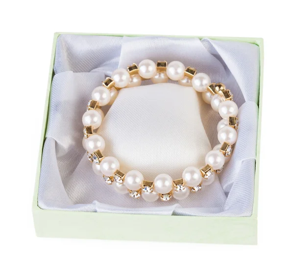 Yeşil kutunun içinde İncili altın bilezik