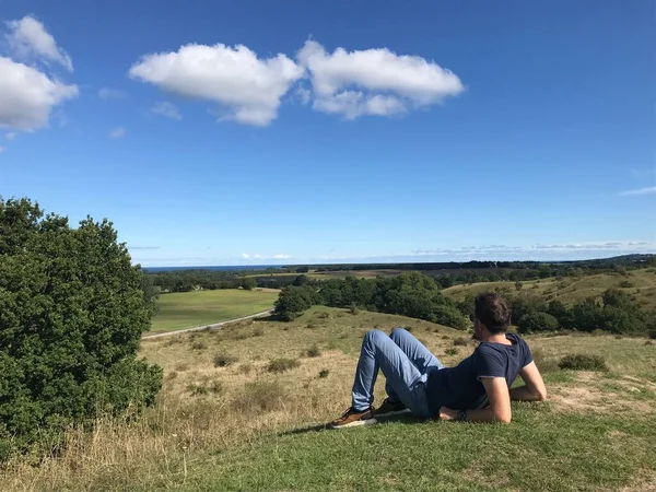 Bir Tepeden Yaz Manzarasının Tadını Çıkarıyorum