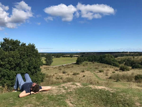 Bir Tepeden Yaz Manzarasının Tadını Çıkarıyorum
