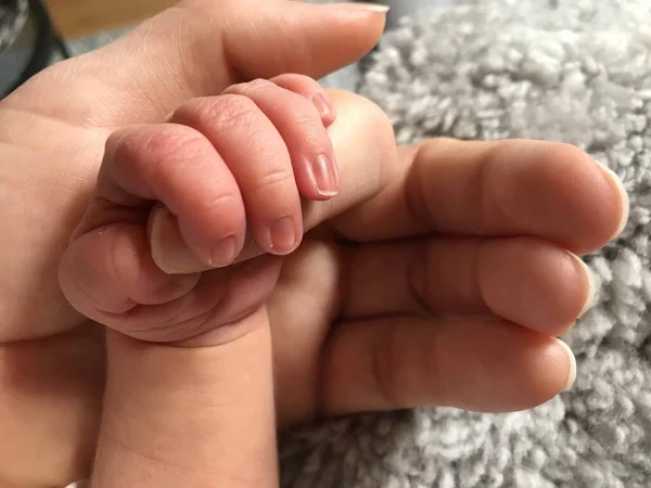 Дитина Тримає Маминий Палець — стокове фото