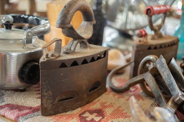 Old smoothing iron in flea market in Bodrum, Turkey. Old style, antiquities. — Foto de Stock