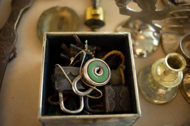 Bit pazarındaki eski metal paslı dolap karton kutuya konur. Türkiye