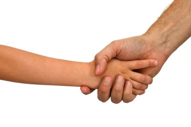 yaşlı adam genç bir çocuk elini sıkarken