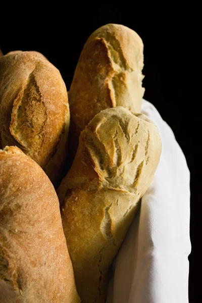 Laibe rustikales Brot im Korb — Stockfoto