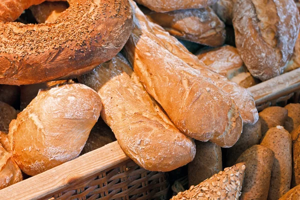 Rustikale Brotauswahl im Korb — Stockfoto