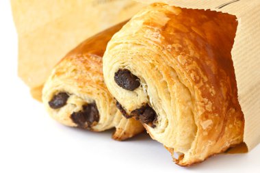 kahverengi çantada çikolatalı kruvasan