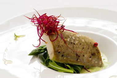 cilt üzerinde kuşkonmaz ile ızgara beyaz balık