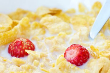 Mısır gevreği, süt ve çilek