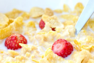 Mısır gevreği, süt ve çilek