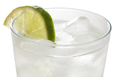 Yüzen buz ve limon dilimi ile su