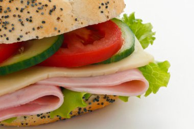 jambon ile dolu ve haşhaş tohumu ile tepesinde kızarmış beyaz kaiser rulo