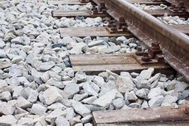 ahşap balastlar üzerinde yeni koydu raylar