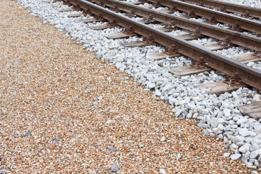 ahşap balastlar üzerinde yeni koydu raylar