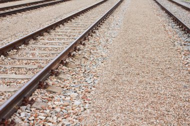 Yeni koydu raylar üzerinde beton balastlar