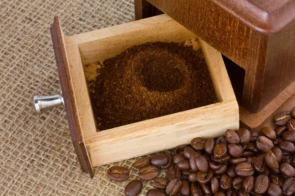 Свежий кофе в кофемолке — стоковое фото
